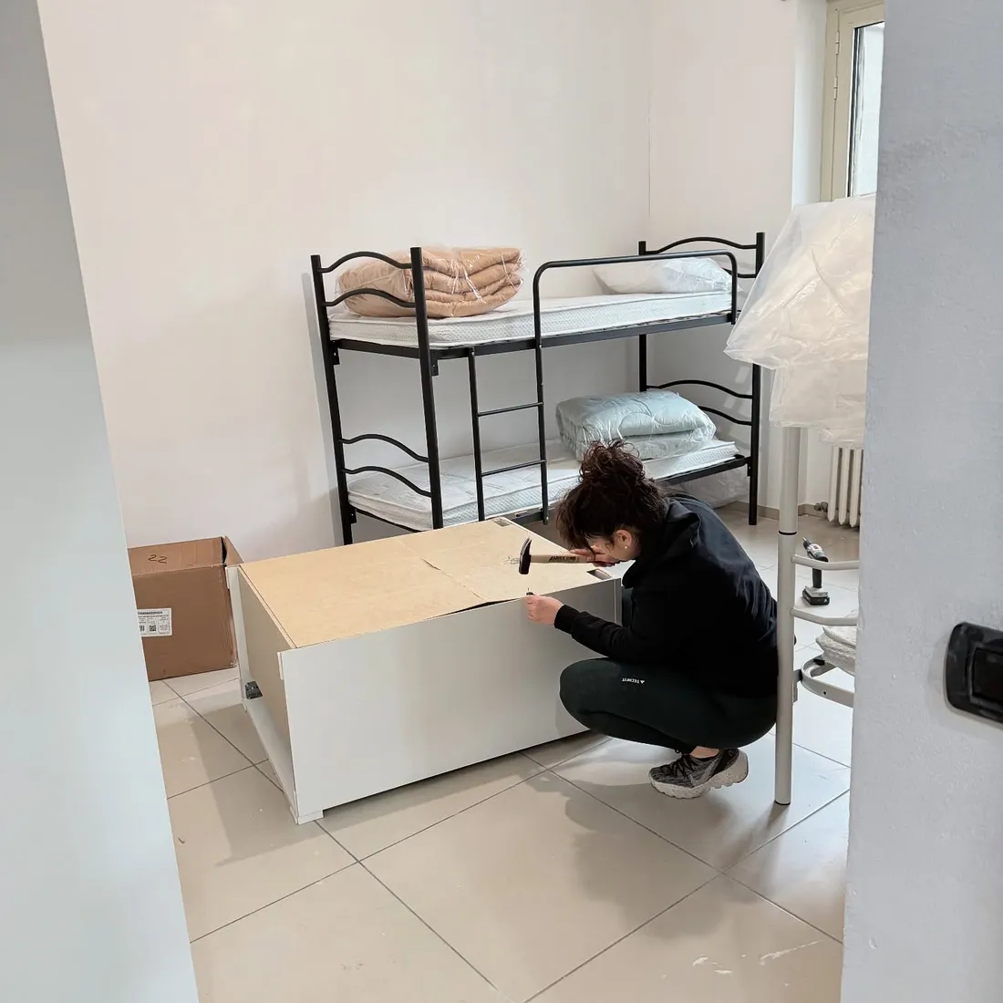 Preparazione degli arredi di un alloggio Facework