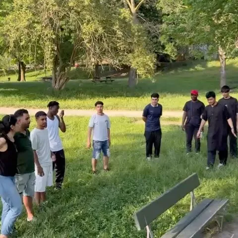 Il gruppo riunito nel parco durante l’incontro per Eid