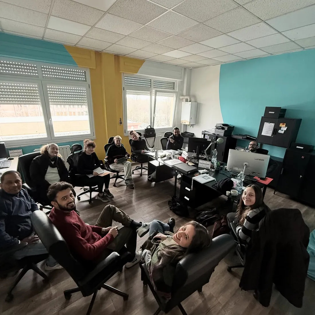 Le persone al lavoro negli uffici Facework